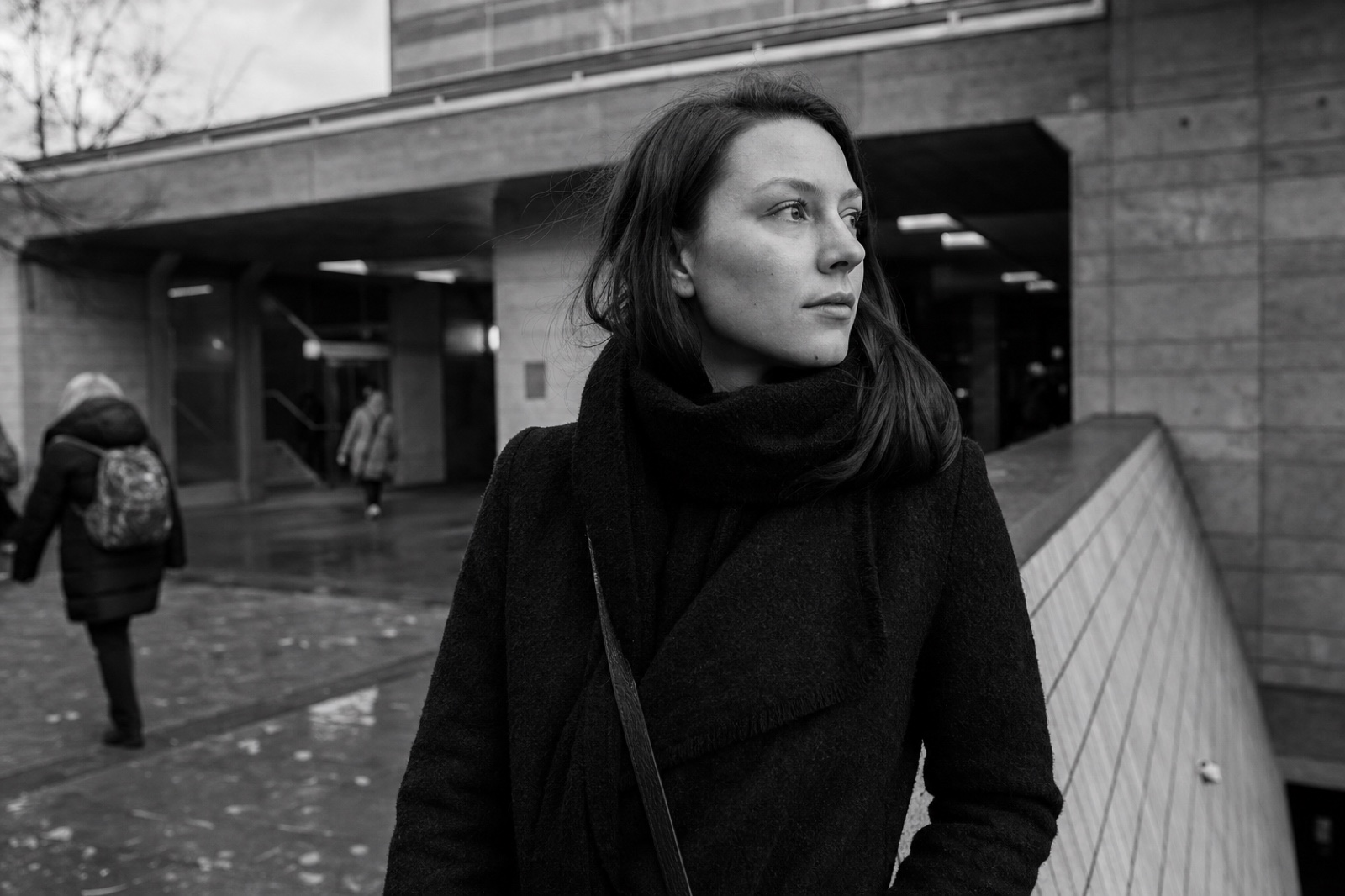 High-contrast black-and-white portrait on a Berlin platform.